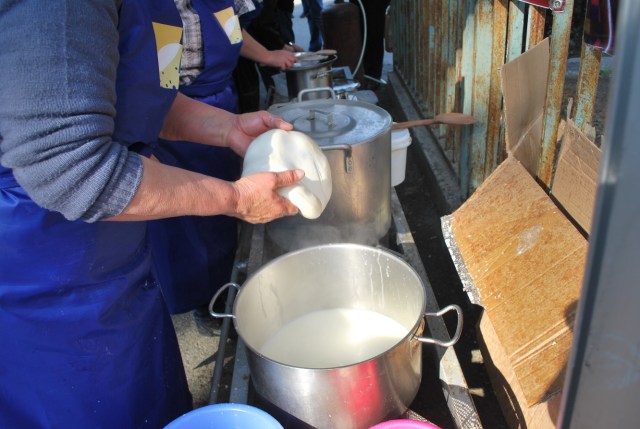 Removing the cheese from hot water - Copy