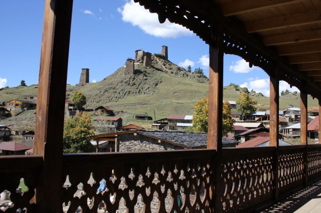 Guesthouse “Shina” has impressive views of the medieval fortress of Keselo