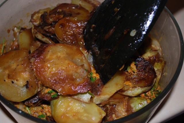 Coating zucchini with spicy walnut sauce