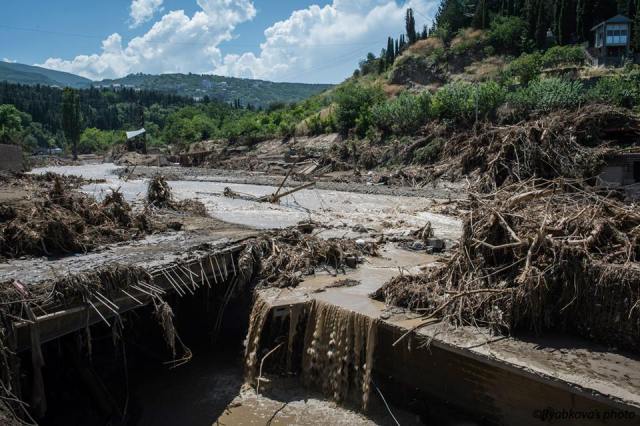 The swollen Vere River swept away houses and flooded the surrounding area. Photo by Маша Рябкова