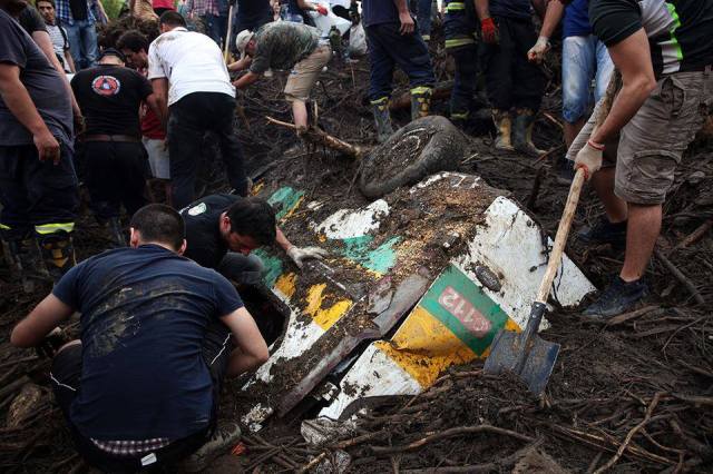 Volunteers helping to clean up in Tbilisi after the flood. Photo source: Tbilisi City Hall