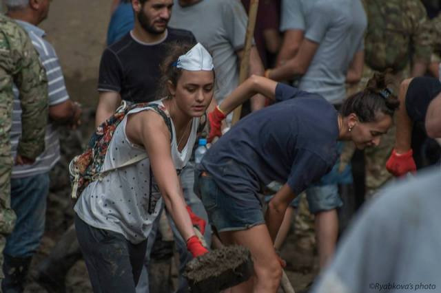 Volunteers helping to clean up Tbilisi. Photo by Маша Рябкова