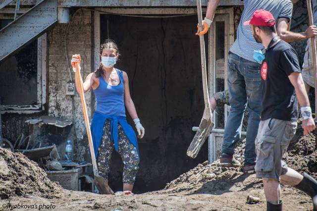 Volunteers helping to clean up Tbilisi. Photo by Маша Рябкова