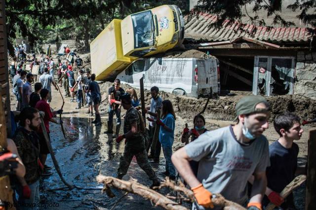 Volunteers helping to clean up Tbilisi. Photo by Маша Рябкова