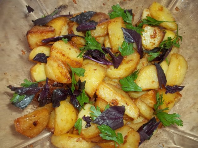 Fried Potatoes with Svanetian Salt ready to serve