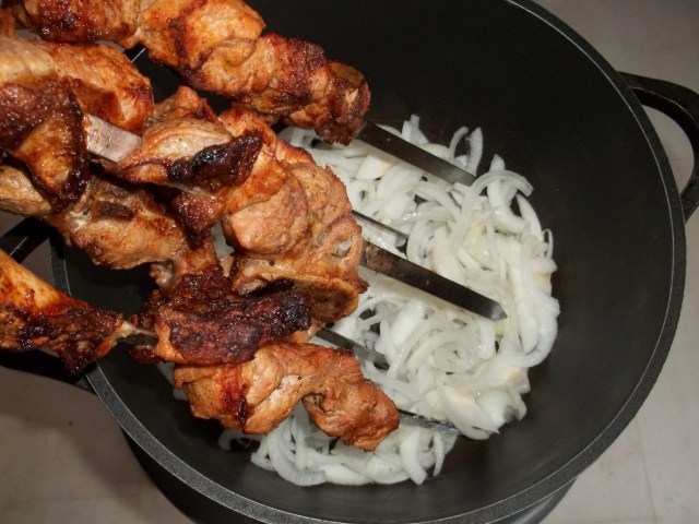 Adding barbecued pork to onions for Mtsvadi Chashushuli