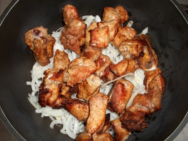 Barbecued pork with onions