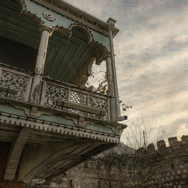 Traditional house in Tbilisi. Photo by Pablo Ferrari
