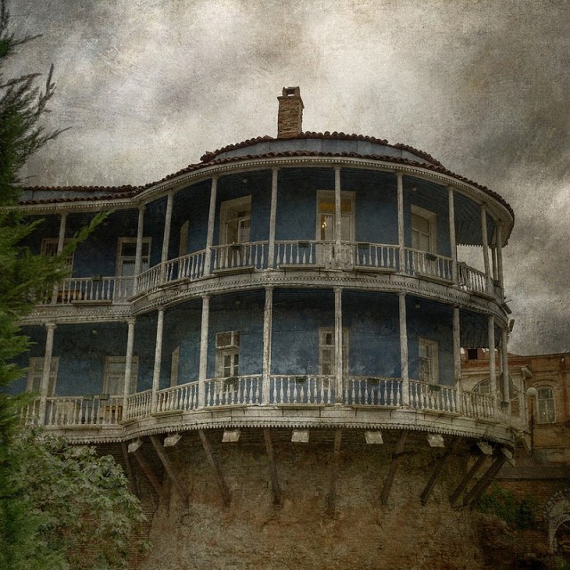 Traditional house in Tbilisi. Photo by Pablo Ferrari