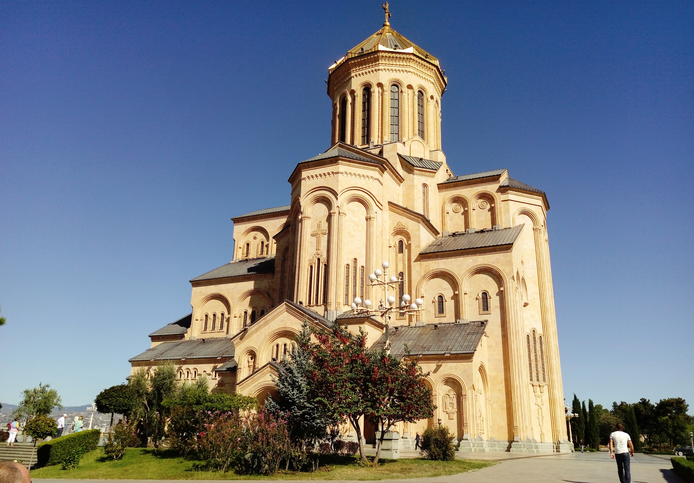 О достопримечательностях – Кафедральный собор Святой Троицы в Тбилиси